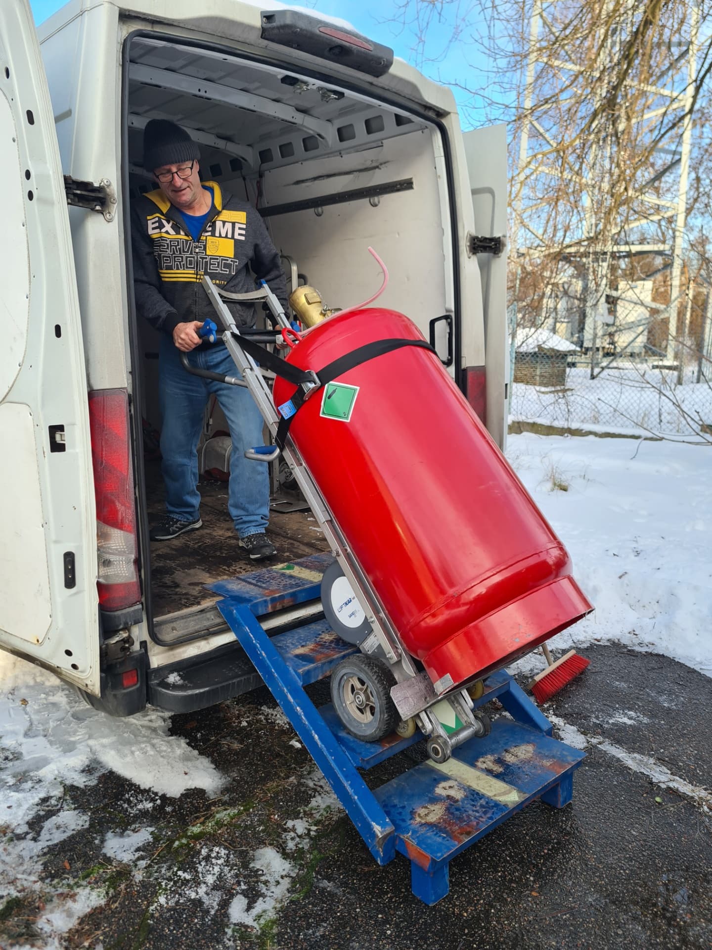 Transport schodołazem towarowym 